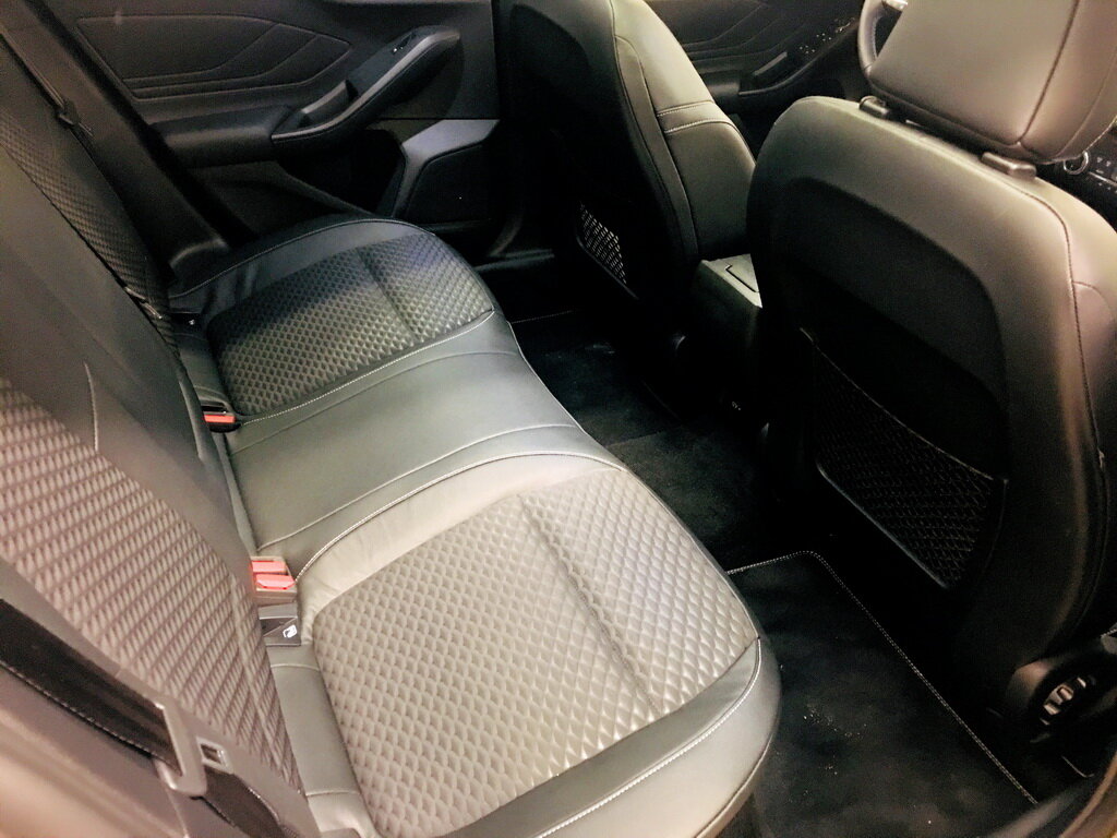 Сзади теперь стало просторнее. Пространство для ног выросло на 50 мм, т.к. колесная база увеличилась на 52 мм. 