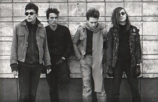  Архив группы "Гражданская Оборона" продадут с аукциона. Он представляет собой коллекционную ценность музейного уровня. 
Редкие документы, аудиокассеты, фотографии, газетные вырезки, каталог "ГрОБ Records" студии "Крапер" 1994 года, автографы и прочие ценности, некогда принадлежавшие одному из самых успешных и общепризнанных русскоязычных рок-коллективов "Гражданская оборона", 24 января текущего года будут выставлены на торги: как сообщают представители аукционного дома "Литфонд", стартовая стоимость "товара" составляет 340-350 тысяч рублей - по их словам, подобное "наследие" представляет собой "коллекционную ценность музейного уровня и источник музыкальной и творческой деятельности Егора Летова и Компании". 