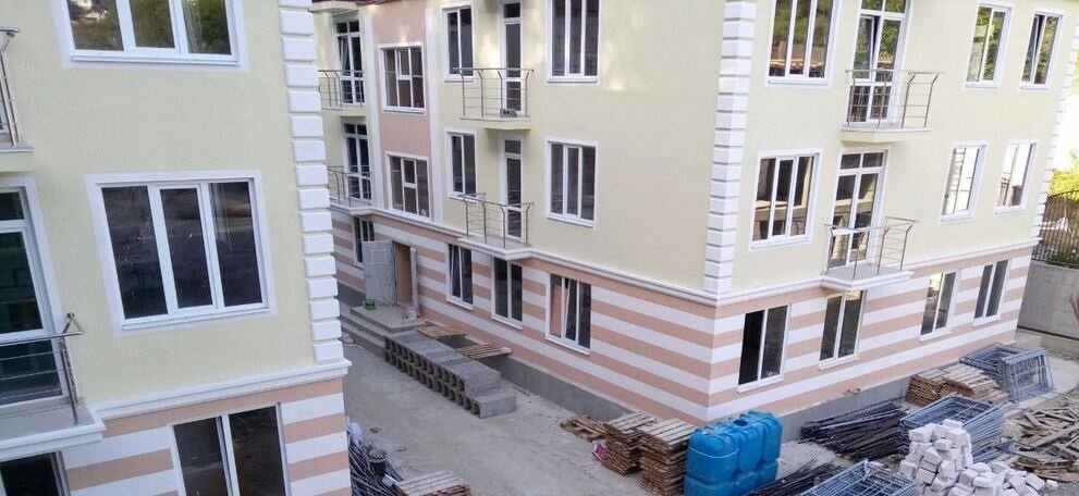 зона отдыха и барбекю, детская площадка, большой паркинг. Близость к Деловому центру города (8 минут до Морпорта на машине).