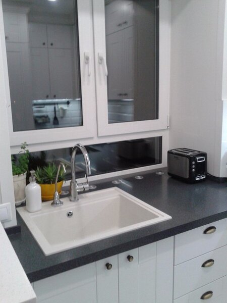 Мойка у окна с вентиляционными отверстиями