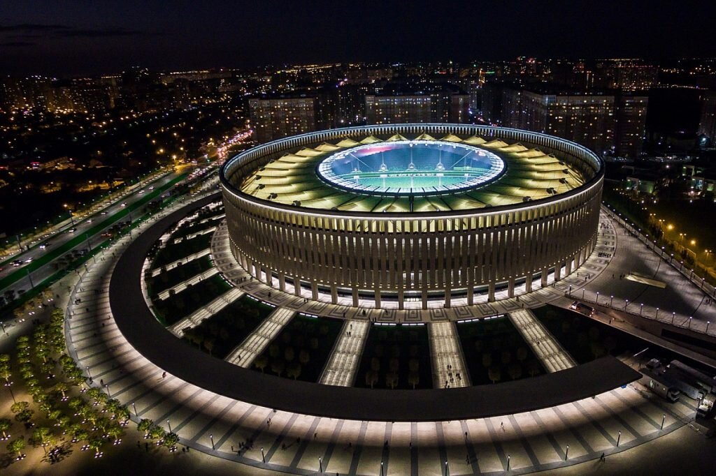 Ночной стадион. Источник: https://sm-news.ru/rabiner-obyasnil-pochemu-krasnodar-luchshij-chempion-dlya-rossii-1327/futbol/?PAGEN_1=27