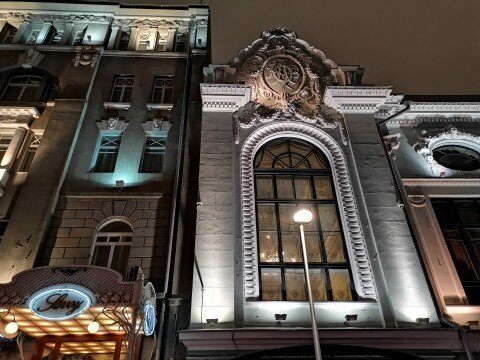 При съёмке в режиме «Ночь» несколько кадров объединяются в один. Несмотря на позднее время, видны все мелкие детали здания