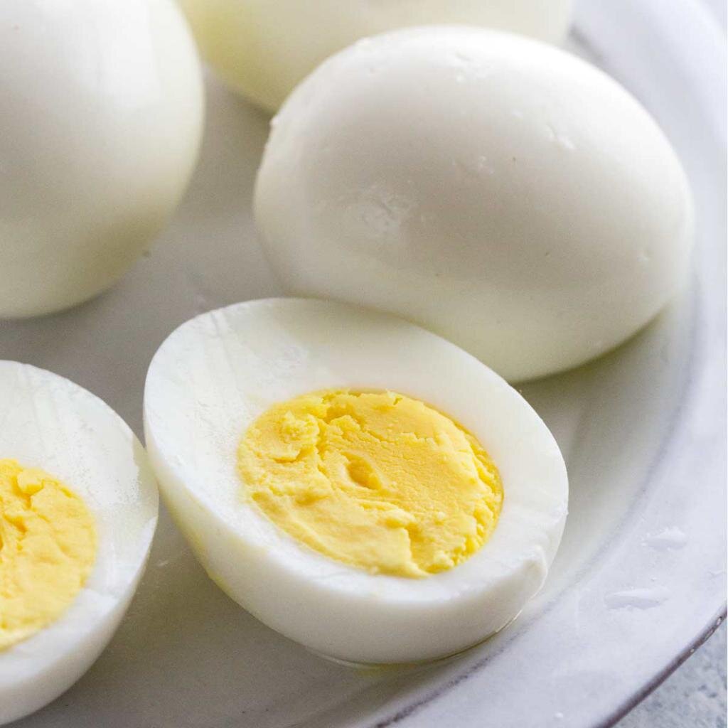 Вареные яйца. Яйцо отварное. Отвар яиц. Яйцо куриное вареное. Можно ли есть на ночь вареные яйца