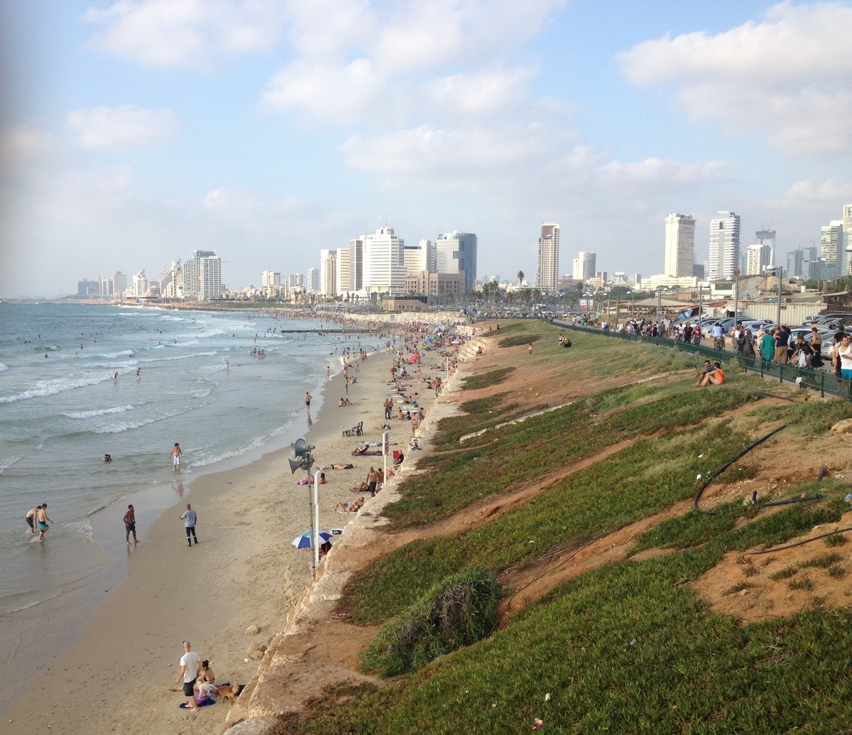 Тель-Авив был образован в 1950 году слиянием относительно молодого города Тель-Авив с древним городом Яффа. Изначально Тель-Авив основывался как еврейский пригород Яффы.