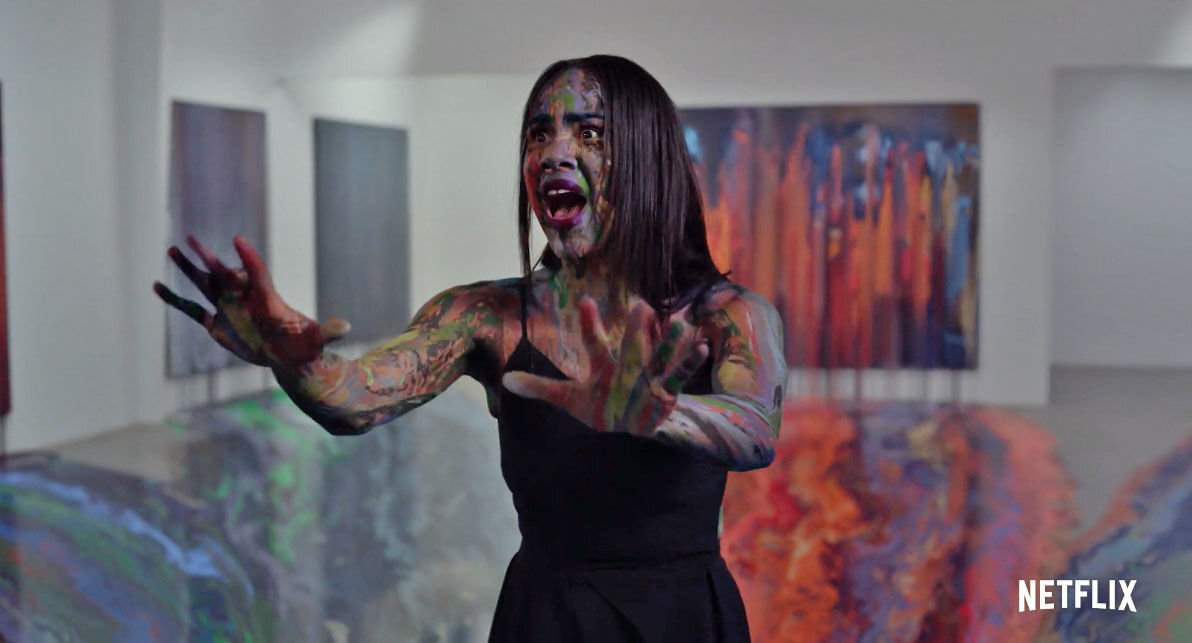 Это вовсе не последствия взрыва на фломастерном заводе, а... Впрочем, пусть интрига в картине и невелика, спойлерить всё равно незачем.