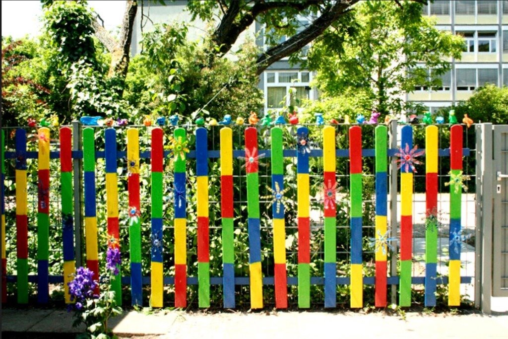 Покрасить забор или ограждения дома своими руками | Инструкция