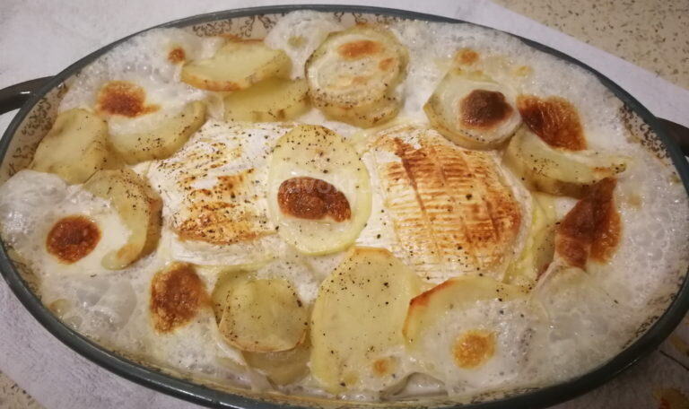 Запеченный картофель с сыром камамбер