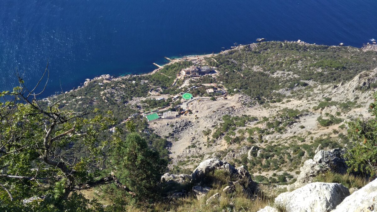 Кто-то из олигархов внизу строит себе виллу 