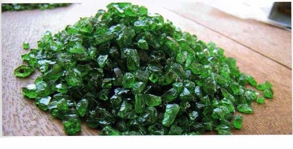 Образцы цаворита. Из журнала ICA In Color. Фото Петра Хупки. http://www.lapigems.com/Articles/Tsavorite-Mining.aspx