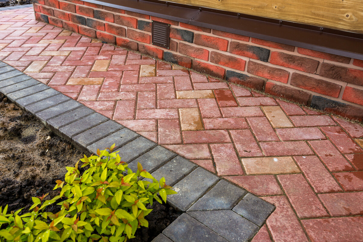 Качественно выполненные вентиляционные отверстия и отмостка