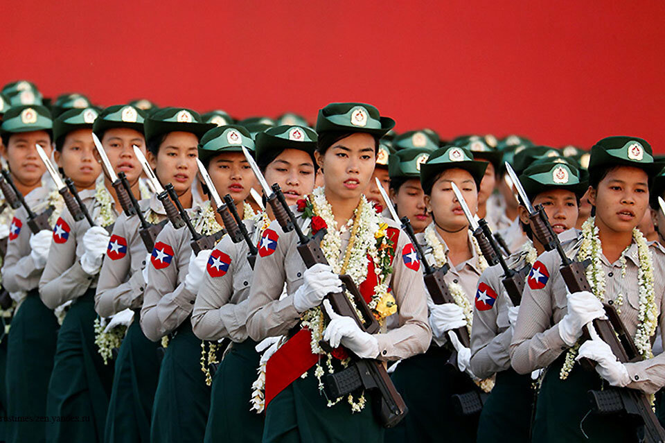 Девушки-военные на параде