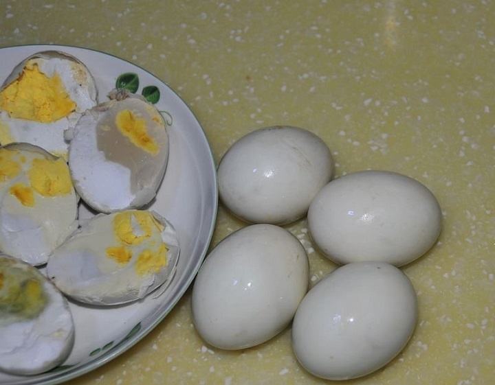 поддельные яйца.