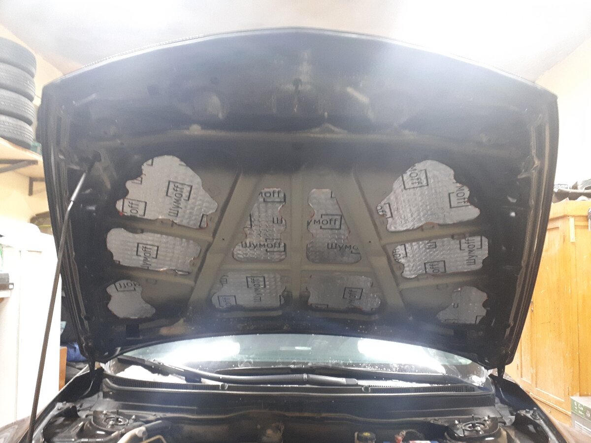 Будет много обрезков, но нужно проклеить только металл капота, без ребер жёсткости, иначе со временем там образуется конденсат.