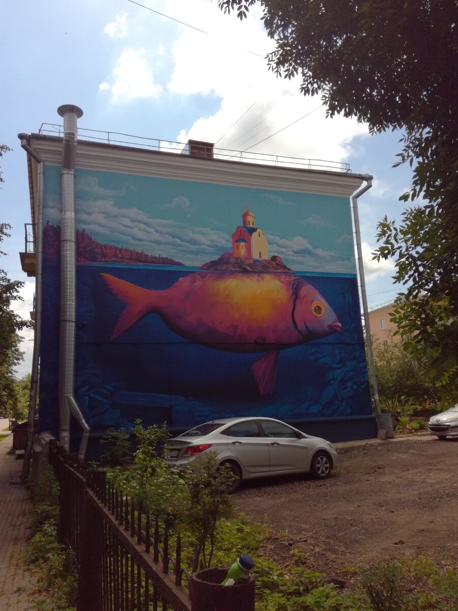 Мурал на одной из самых старых новгородских улиц — Великой.
