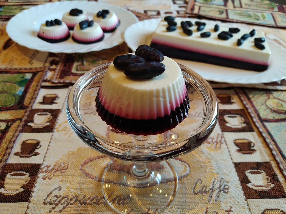 Простой, но очень красивый и вкусный десерт из перетертых ягод жимолости.