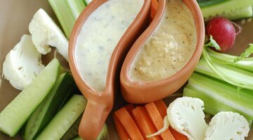                        10 вариантов разных соусов                1. Сметана(15%) + пара долек чеснока+ измельченный укроп+соль и черный перец. Все перемешиваем. Сметану больше 15% лучше не брать или немного развести густую сметану водой(молоком).Такой соус отлично подойдет к голубцам, драникам, овощным котлетам и печеному картофелю.                         2. Оливковое масло(растительное)+лимонный сок+соль+смесь сушеных итальянских трав(базилик, орегано, майоран, тимьян) . Соус подходит для овощных салатов, рыбы, курицы, мяса.                                                                   
    3. Сливки+сыр+мускатный орех+сушеный чеснок. Сливки прогреваем на сковородке, добавляем сыр, приправы и готовим пока сыр не расплавится. Добавляем к пасте, рису, можно полить картофель.                                                  4. Лук+зелень+любимые специи . Все взбиваем в блендере с добавлением небольшого количества воды. Подойдет для маринования курицы, запекания картофеля или просто к овощам.                                                                                           5 . . Майонез+соевый соус+долька чеснока+лимонный сок+немного горчицы. Будет вкусно с картофелем-фри, куриными наггетсами. Также можно промазать лаваш и уложить в него начинку из помидоров, сыра, ветчины, зелени. Еще я им заправляю салат из курицы, баклажанов и помидоров. Хорошо будет и с картофельным салатом.                    
   6. Кедровые орешки+базилик+пармезан+итальянские травы. Ну а это классический зеленый песто, очень вкусный! К рыбе, мясу, тостам и конечно к салату капрезе(ломтики моцареллы, помидоров).                                            
 7. Сыр дор блю+сливки. Взбиваем в блендере, немного прогреваем и подаем к пасте.             
    8. Помидоры+лук+чеснок+щепотка красного перца. Помидоры очищаем от кожицы, измельчаем в блендере вместе со сециями, луком и чесноком. Прогреваем в сковороде и подаем к рису, мясу, курице. Неплохо будет и с ломтиками печеного картофеля, печеными баклажанам и другими овощами.                                                                            9. Майонез+немного кетчупа(или томатной пасты)+мелко нарезанные корнишоны. Драники, рыба, жареная картошка – с ними вкусно.                                                                                10. Творожный сыр+зелень+молотый черный перец. Овощи, отварной картофель, запеченая рыба – хороший союз для этого соуса!