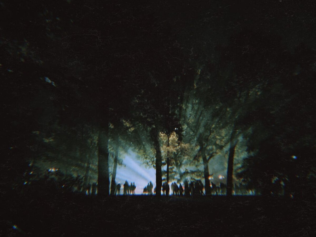 Привет, я твоя внутренняя жертва.  Мне почти всегда плохо, скучно, невыносимо. Я хочу чтобы меня жалели, утешали, любили и заботились. Мои плечи опущены, я в себе не уверена. Во мне почти всегда мало сил, чтобы что-то изменить. Но я и не хочу ничего менять, я просто воспринимаю негатив и критику, как данность.

Рядом со мной живёт внутренний критик. Он сильный, могущественный, авторитарный. Критик требовательный и я должна соответствовать его ожиданиям. Он хочет, чтобы я двигалась вперёд, развивалась. Но он никогда меня не поддерживает, не хвалит. От этого очень трудно, я ещё больше расстраиваюсь и не люблю себя.

В каждом из нас живёт внутренний критик и внутренняя жертва. Чаще всего, фигура критика - это проекция авторитарного, требовательного взрослого в жизни человека. В качестве жертвы, часто выступает раненный ребёнок, который не может противостоять столь могущественный фигуре.
Импульсы критика происходят из заботы. Он хочет, чтобы человек стремился к развитию, достигал цели. Он даёт толчок, но при этом никогда не хвалит, не поддерживает. А в случае неудачи - критикует. Это тот внутренний голос, который говорит: «Опять у тебя ничего не получилось», «Ни на что ты не способен(а)».

Для эффективных отношений между критиком и жертвой нужна третья взрослая фигура. Это объективная часть, которая достаточно сильна, чтобы чтобы поддержать жертву и договориться с критиком. Взрослая часть может помочь жертве приобрести силы и не искать вторичные выгоды от своего состояния.
Взрослая часть не впадает в крайности, она уверена в себе, сильна, умеет заботиться, помогать, поддерживать и объективно смотреть на ситуацию.

В психотерапии существуют методы работы с разными субличностями.
Если вы разбиты, не уверены в себе, истощены, у вас нет внутренних сил, вам себя жалко, вы постоянно жалуетесь и видите один негатив, то вы находитесь в состоянии жертвы.
Если вы слишком критичны к себе и к окружающим, не терпите неудачу, боитесь ошибиться, стремитесь к перфекционизму, то вы находитесь во власти внутреннего критика.

У каждого из нас бывают такие состояния. Главное их осознать и научится с этим работать. Ведь если вам плохо, это повод задуматься и ,возможно, что-то в себе изменить.