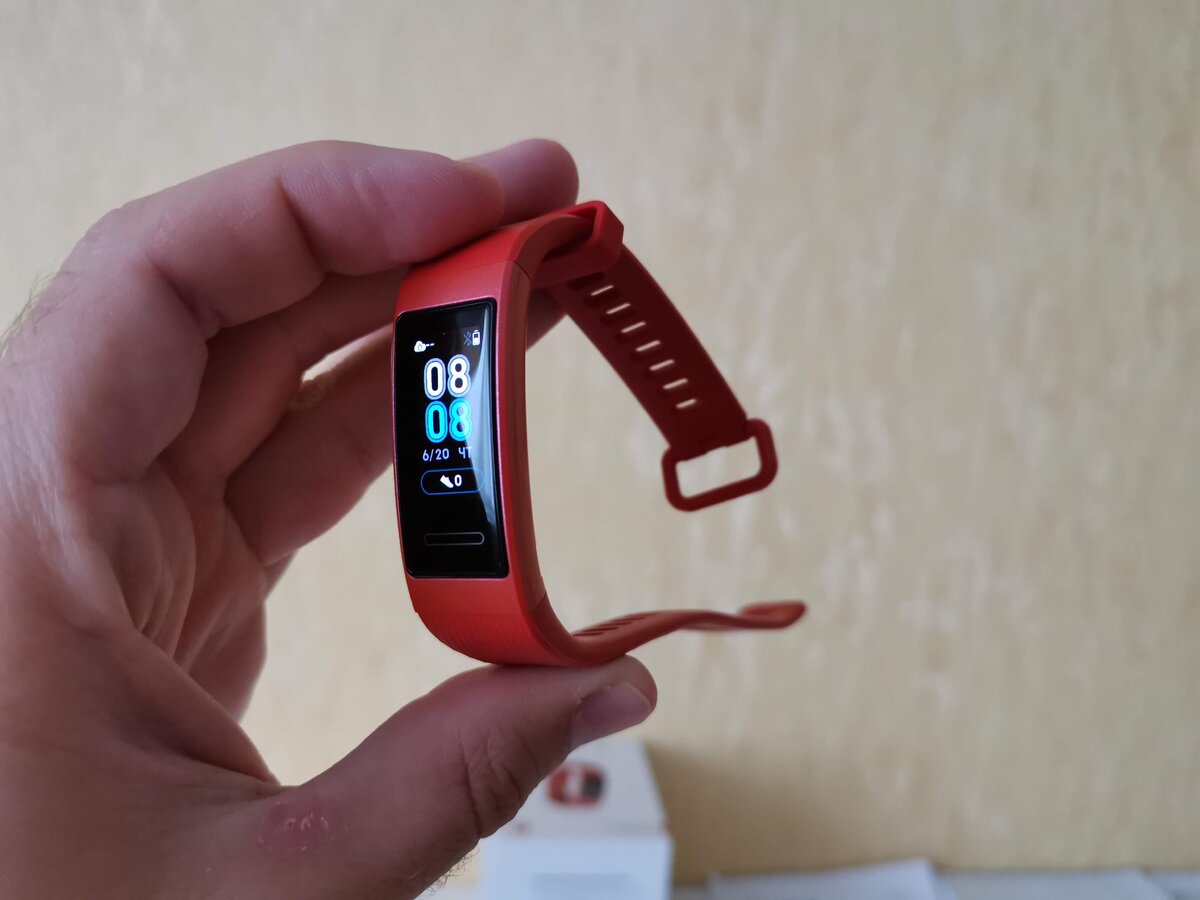 Цветные экраны постепенно появляются в более доступных фитнес-браслетах. 