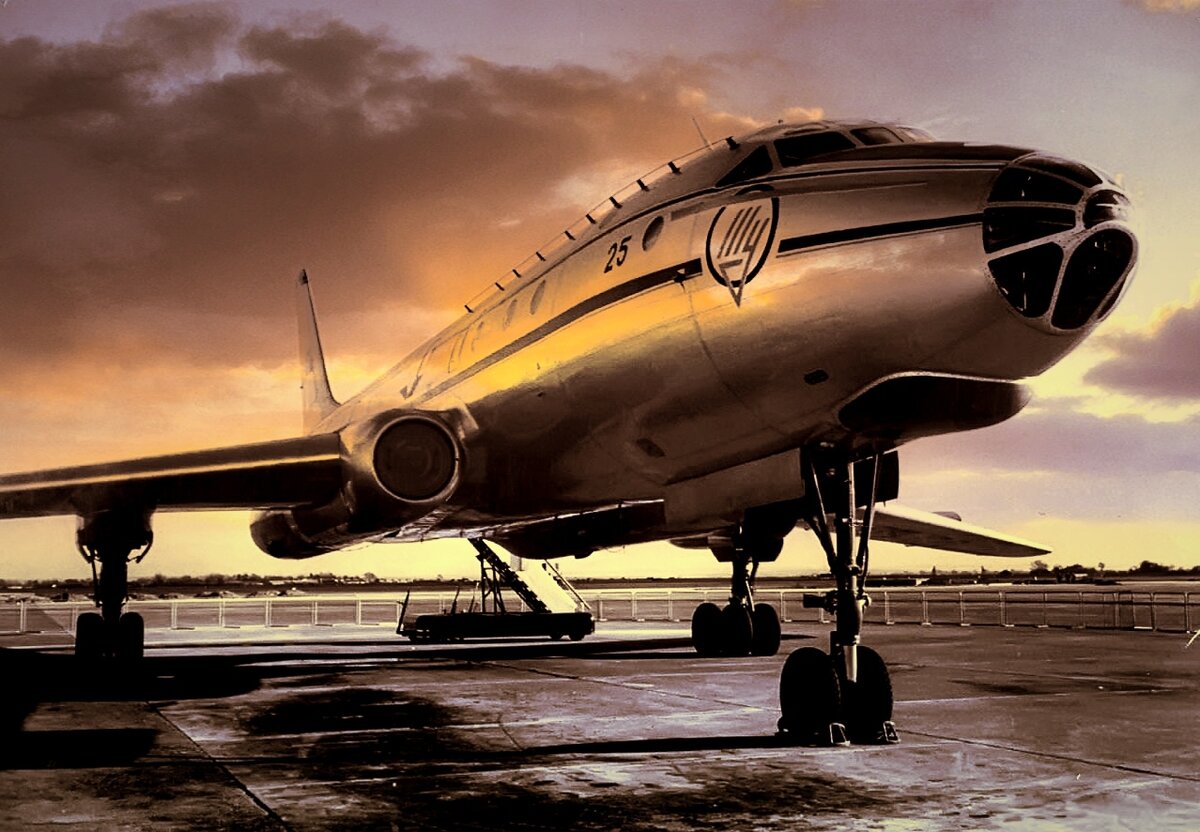 Первые реактивные пассажирские самолеты. Ту-104 пассажирский самолёт. Первый самолет ту 104. Ту-104 сверхзвуковой самолёт. Ту-104 двухдвигательный реактивный самолёт.