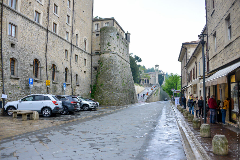 01. Площадь государства всего 60,57 км² (для сравнения площадь Москвы - 2561 км²). Со всех сторон оно окружено Италией. Здесь нет аэропорта, вокзала. Самостоятельно добраться сюда можно на арендованной машине, автобусе или на такси из ближайшего города, где есть и аэропорт и железнодорожный вокзал - Римини. Отправляются автобусы в Сан-Марино от ЖД вокзала Римини примерно каждый час, билет туда-обратно стоит 9 euro. Времени в пути - всего 55 минут. Хорошо помню восторг, который я испытал когда понял, что автобус завезет меня почти на вершину горного массива. О, какие крутые серпантины на пути, и как эффектно их преодолевает большой автобус! (Садитесь впереди, чтобы испытать те же чувства). 

