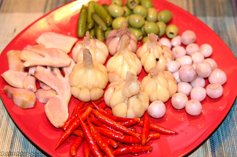 2. Перец, имбирь и лук маринованный + огурцы и чеснок соленые. Черемши не хватает - не растет у нас.

