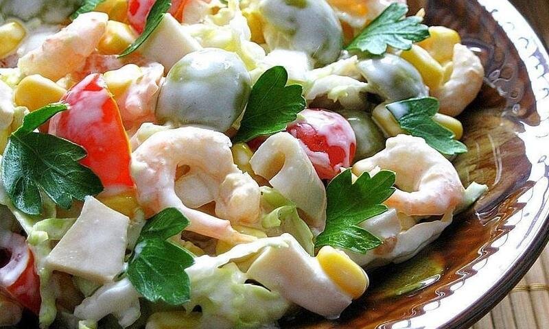 Легкий овощной салат с куриной грудкой: рецепт от актрисы Ангелины Стречиной