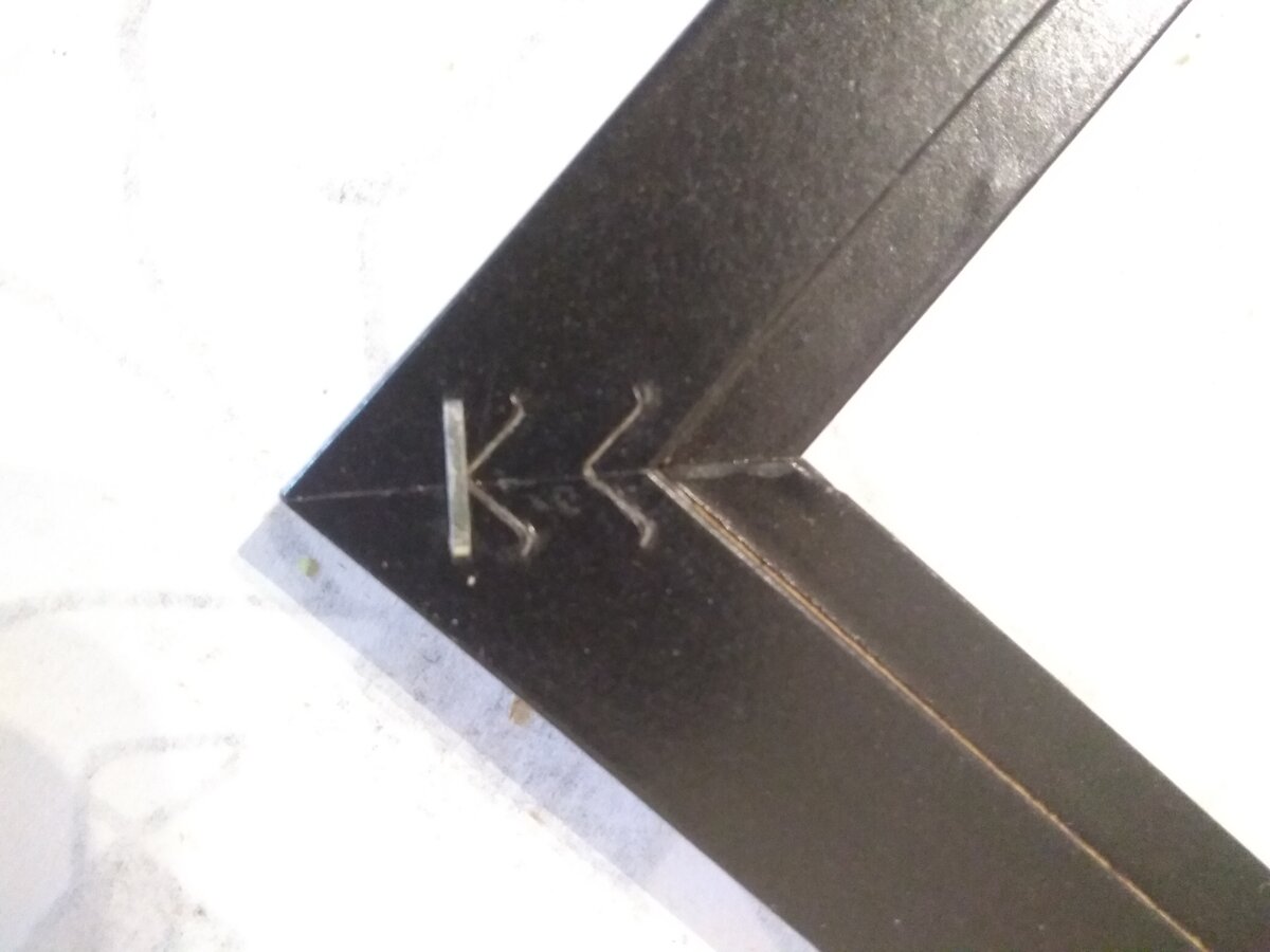 С завода рамка скреплена металлическими уголками, забитыми в материал.