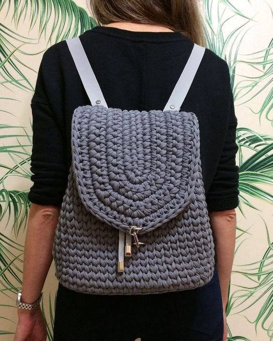 Девушка с серым вязанным рюкзаком