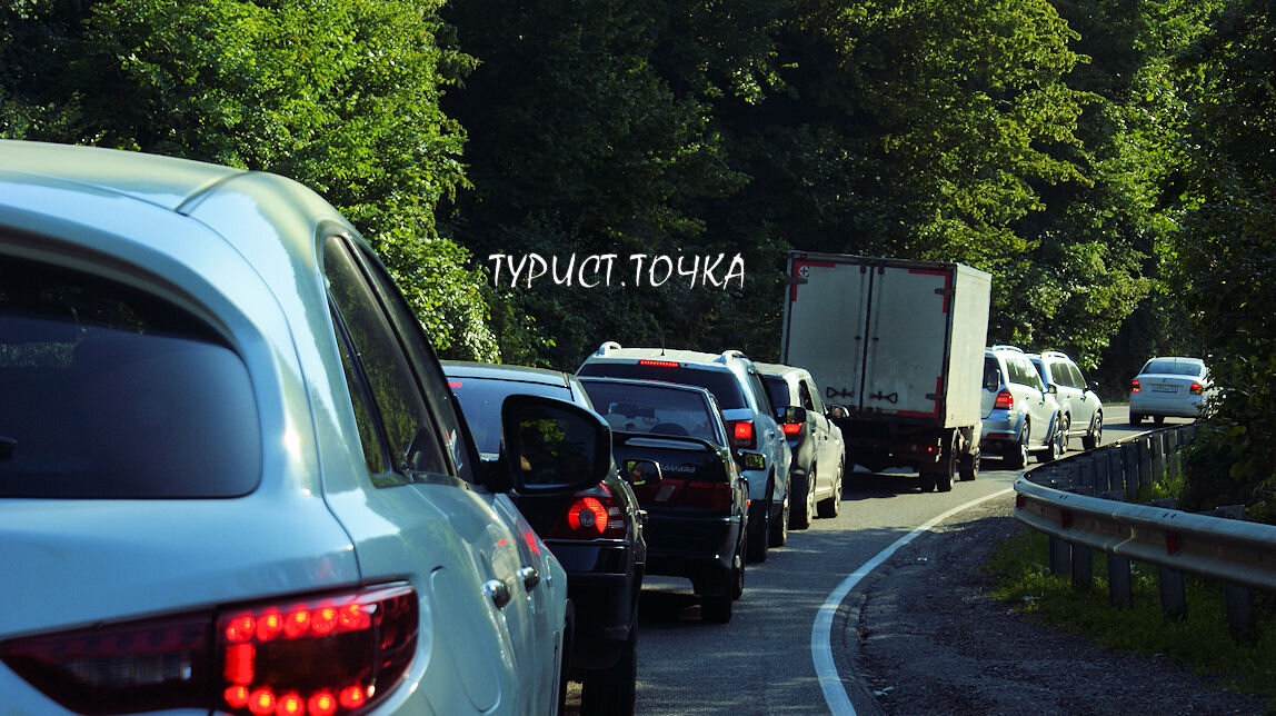 24 часа едим в сочи дорого дешево. Дорога джубга сочи. трасса джубга сочи. пожарная объезжает пробку. помощь на дороге сочи.