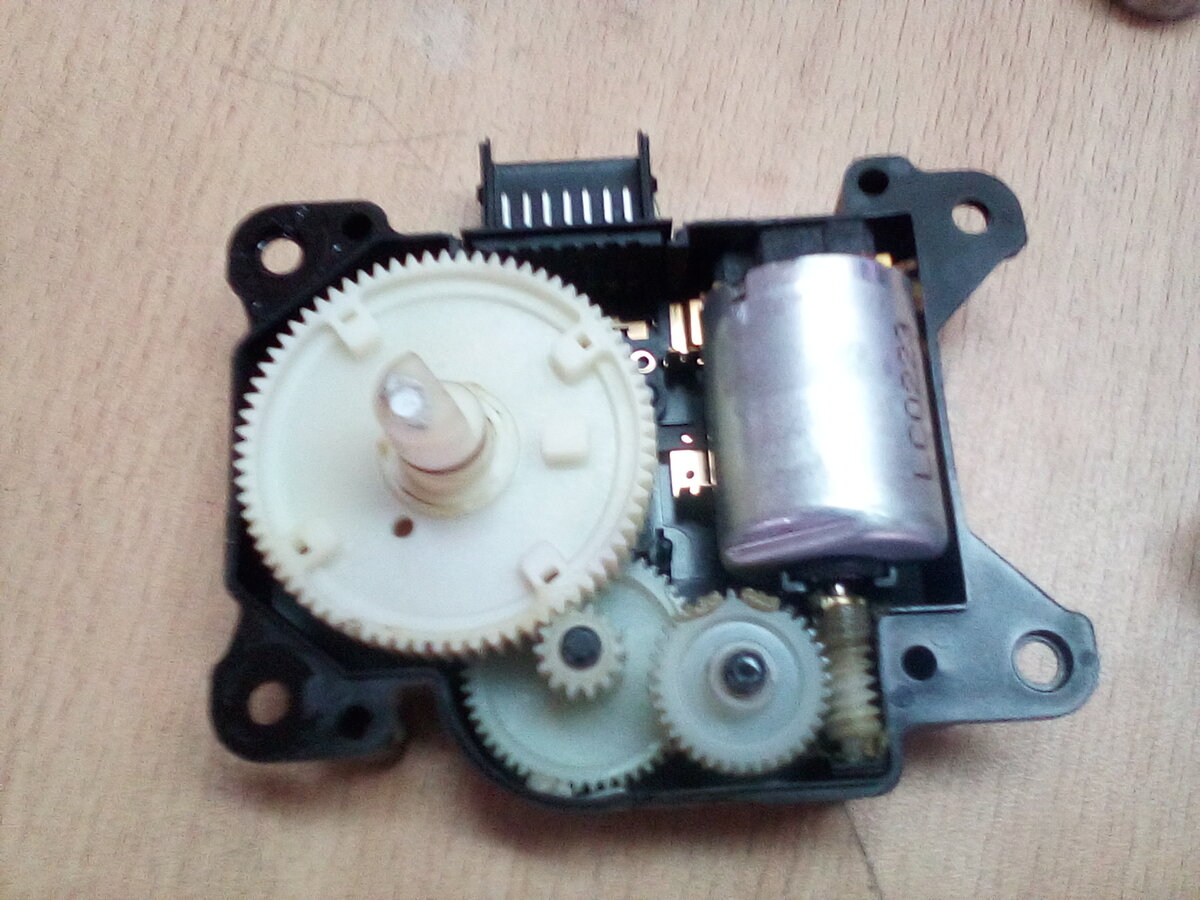 Разобранный сервопривод .