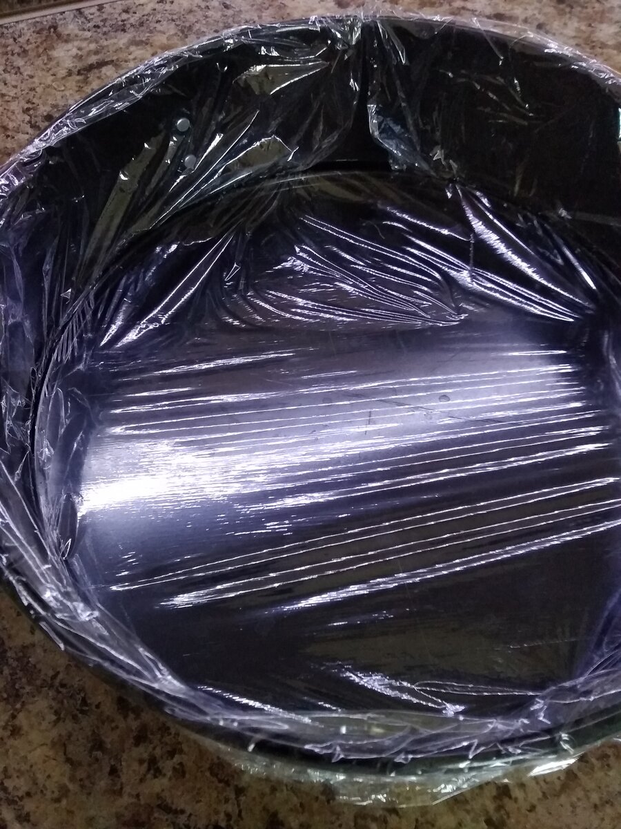 Разъемную форму полностью затянула пищевой пленкой, чтобы тортик не прилип к стенкам. Очень удобно вынимать.