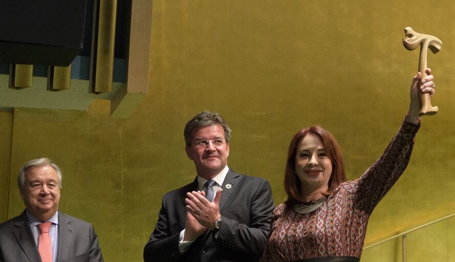 Резной, деревянный, внушительных размеров «молоток Торса» – это всегда подарок ООН из Исландии. Первый молоток сломался из-за эмоционального лидера СССР Никиты Хрущёва, второй - загадочно исчез. Сколько проживёт третий?