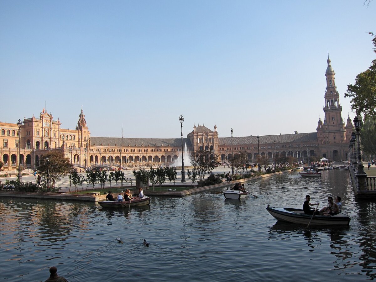 Площадь украшают каналы