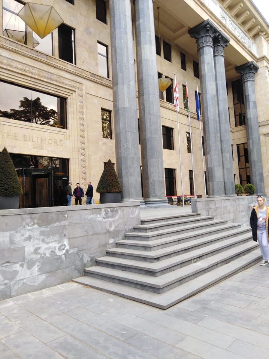 Здание бывшего ИМЭЛа, ныне - это вход в гостиницу.