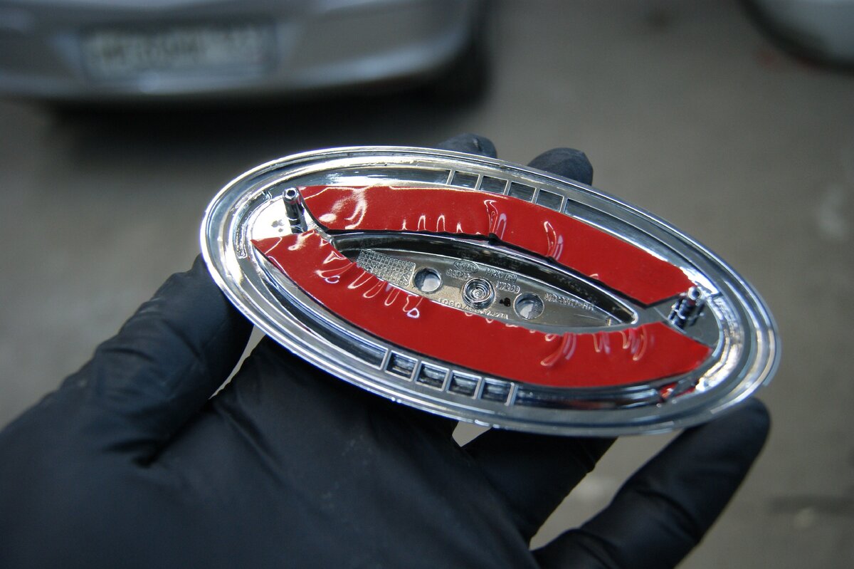 Замена эмблемы на крышке багажника - Toyota Mark II (100), 3 л, 2000 года стайли