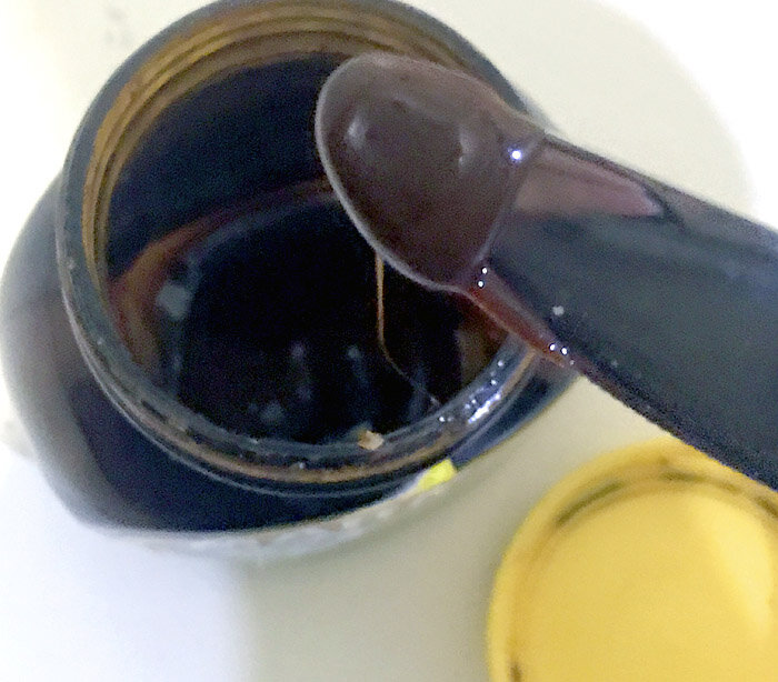 Мармайт густой и тягучий, лучше заранее достать его из холодильника, чтобы уменьшить вязкость