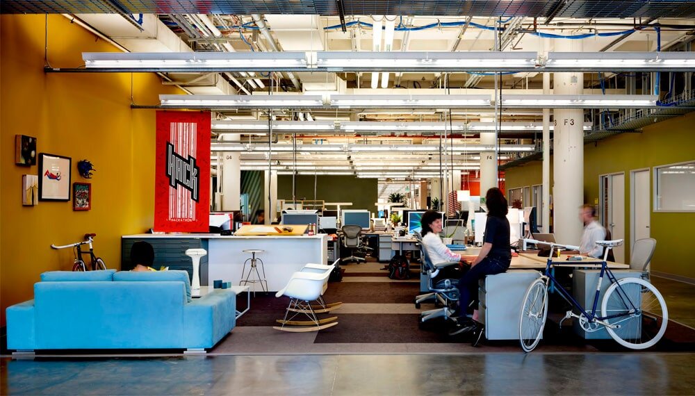 Офисы Facebook настолько большие, что по ним можно передвигаться на самокатах и велосипедах