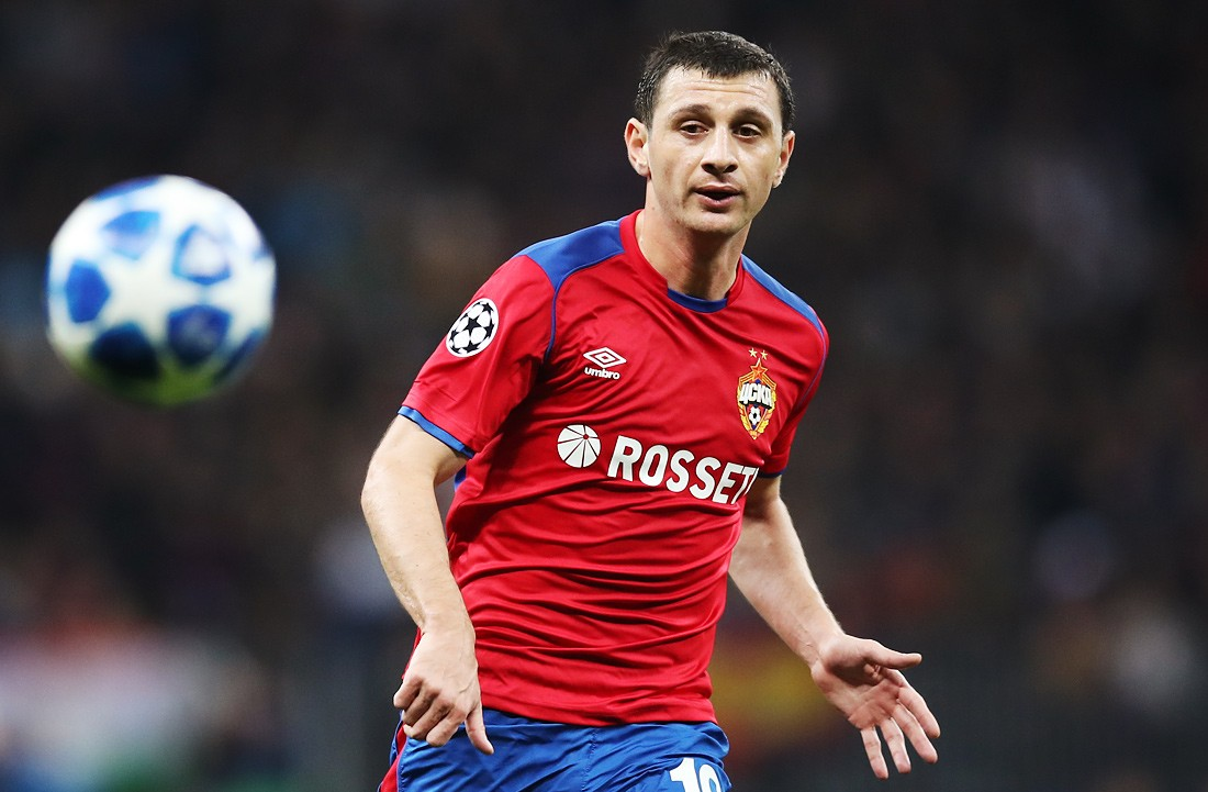 Ну давай же мяч. Лети быстрее. Не родной, что ли?