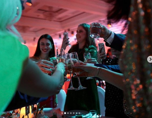 толпа у столика