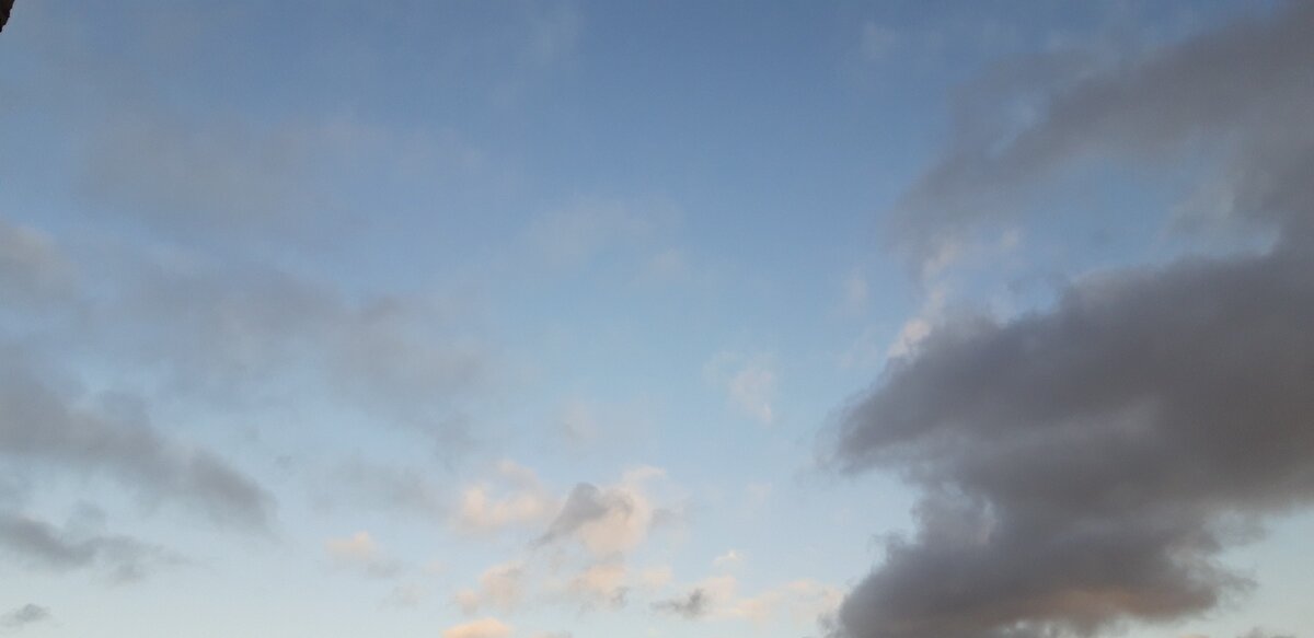 Ты можешь заглянуть за звезды?
В туманности  прошедших дней
Увидишь ты людские слезы
И дух поверженных идей
Их заблуждения и печали 
Их спрятали уж небеса
Что б мы не знали как страдали 
В любви истерзаны сердца
Как вера падала под ноги
Как взгляд прекрасных милых глаз
Не узнавал тебя
О.. боги 
За что вы прокленали нас
Ведь мы хотели только счастья 
Любви и нежности души
А получали мы признание
Лишь тех чьи дни уж сочтены