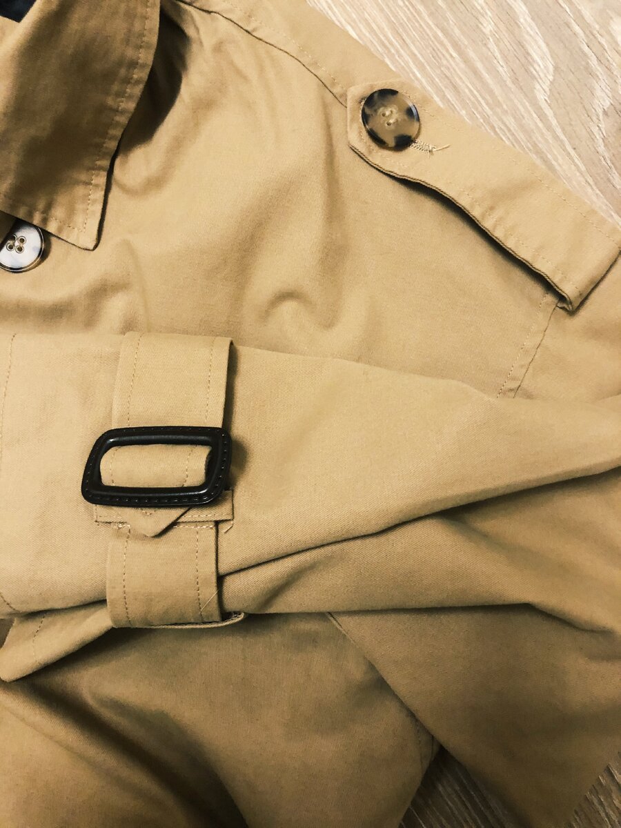 Посмотрите на пуговицы и ремешки. Они идеальны.