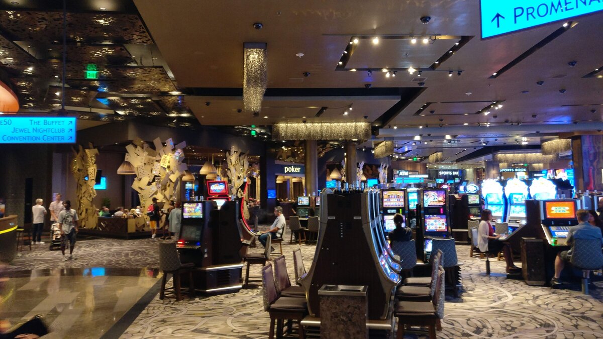 США. Лас-Вегас. Отель-казино Ария. Зона игровых автоматов