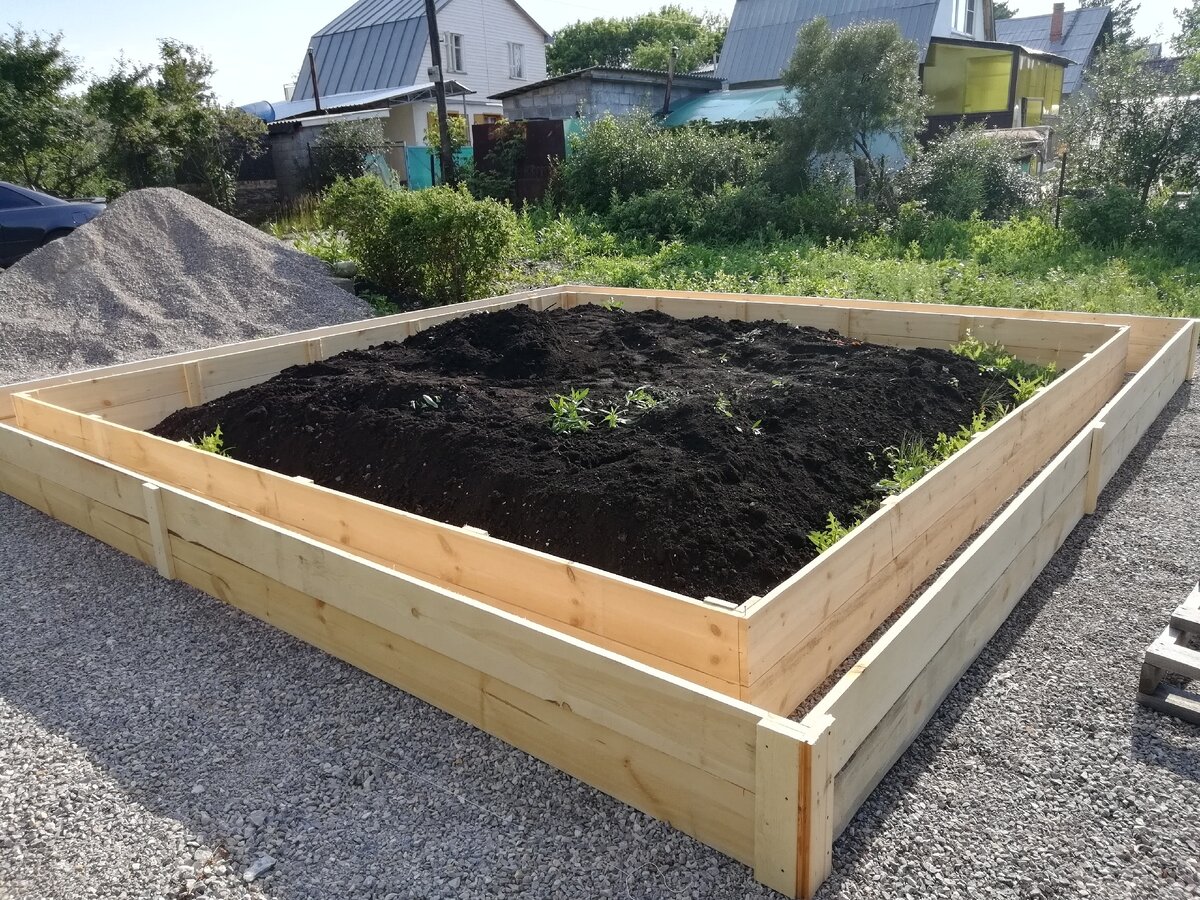 Доску взял обрезную, мажор. Потом она пошла на черновую подшивку потолка внутри домика.