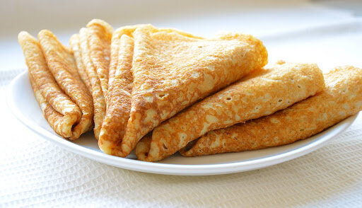 Ингридиенты:Молоко - 400 мл Вода - 150 мл
Яйца - 2 шт.
Сахар - 3 ст. ложки
Соль - 0,25 ч. ложки
Мука - 200 г
Масло растительное - 2 ст. ложки
Масло сливочное для смазывания - 50 г.Приготовление:1. В миску влить молоко и воду, всыпать сахар, соль, хорошо размешать. 
2. Добавить яйца, тщательно взбить венчиком.

3. Постепенно всыпать просеянную муку, постоянно взбивая, мука должна полностью вмешаться, без комочков.

4. В конце влить растительное масло, перемешать. Тесто получится как очень жидкая сметана.

5. Сковороду, желательно с толстым дном, хорошо разогреть. Половником набираем тесто (примерно 1/3 половника), выливаем на сковородку и, вращая сковороду, круговыми движениями распределяем равномерно тесто. Жарить около 15 секунд, до золотистых краёв.

6. Поддеть край блинчика ножом или силиконовой лопаткой и перевернуть (я переворачиваю руками, это совсем не страшно и не горячо). Обжарить со второй стороны и, так же поддев краешек, снять со сковороды.

7. Горячий блин смазать сливочным маслом. Жарим блины из всего теста и складываем стопочкой. (Из этого количества теста у меня получается около 50 штук.)

8. Подать можно с любым сиропом, сгущенным молоком, растопленным шоколадом и с чем позволит ваша фантазия.

Приятного аппетита!!
