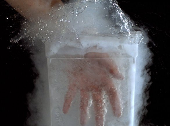 Рука в жидком азоте