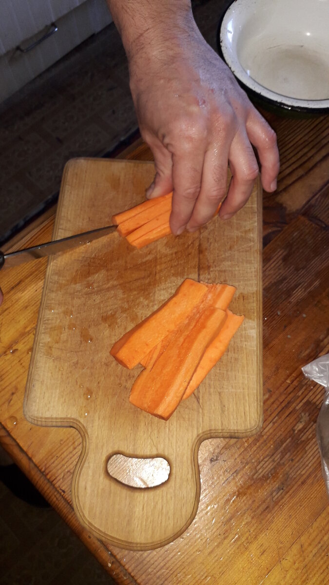 Нарезаем морковь для ухи