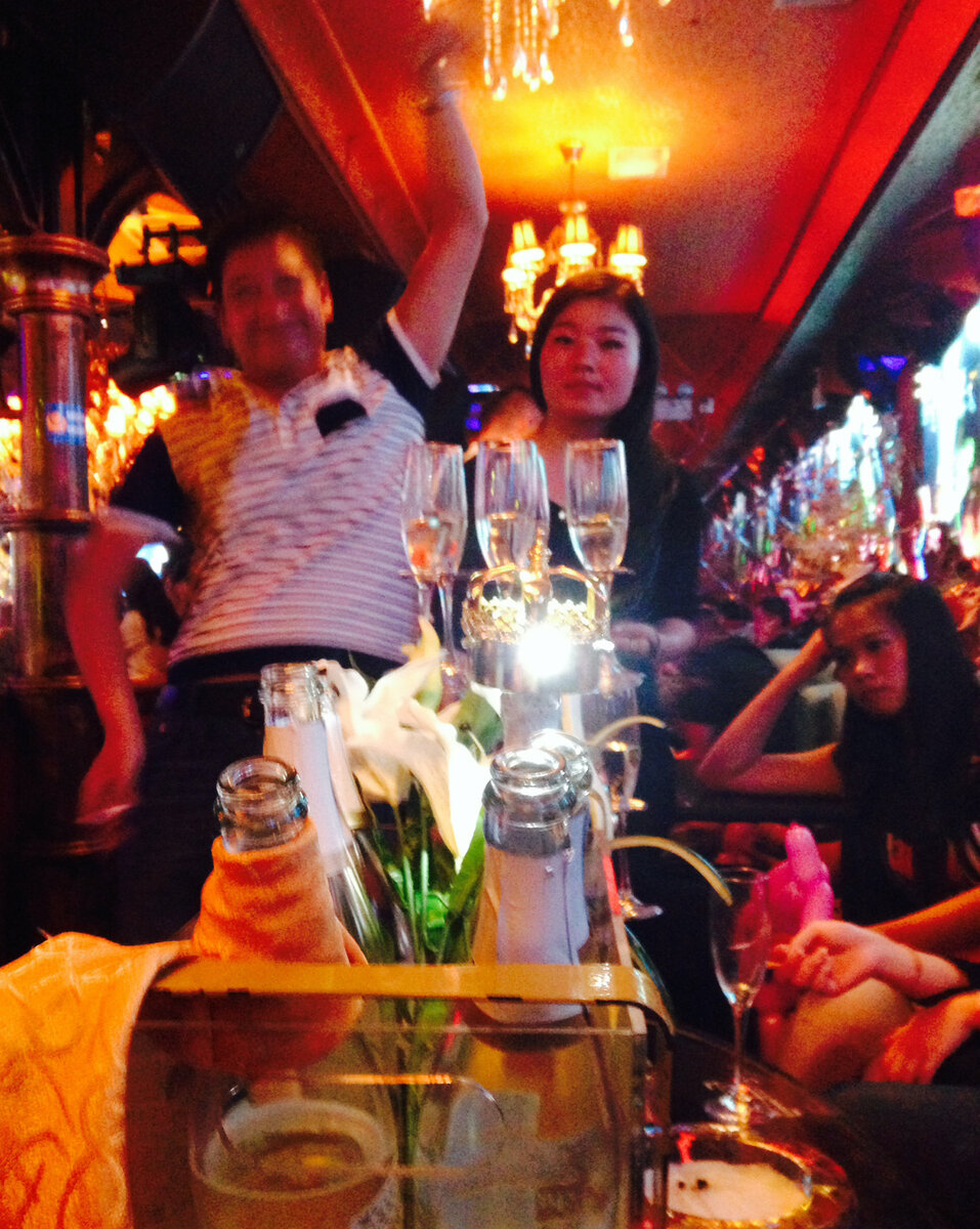 В Китае иностранцам плятят за посещение ночных клубов