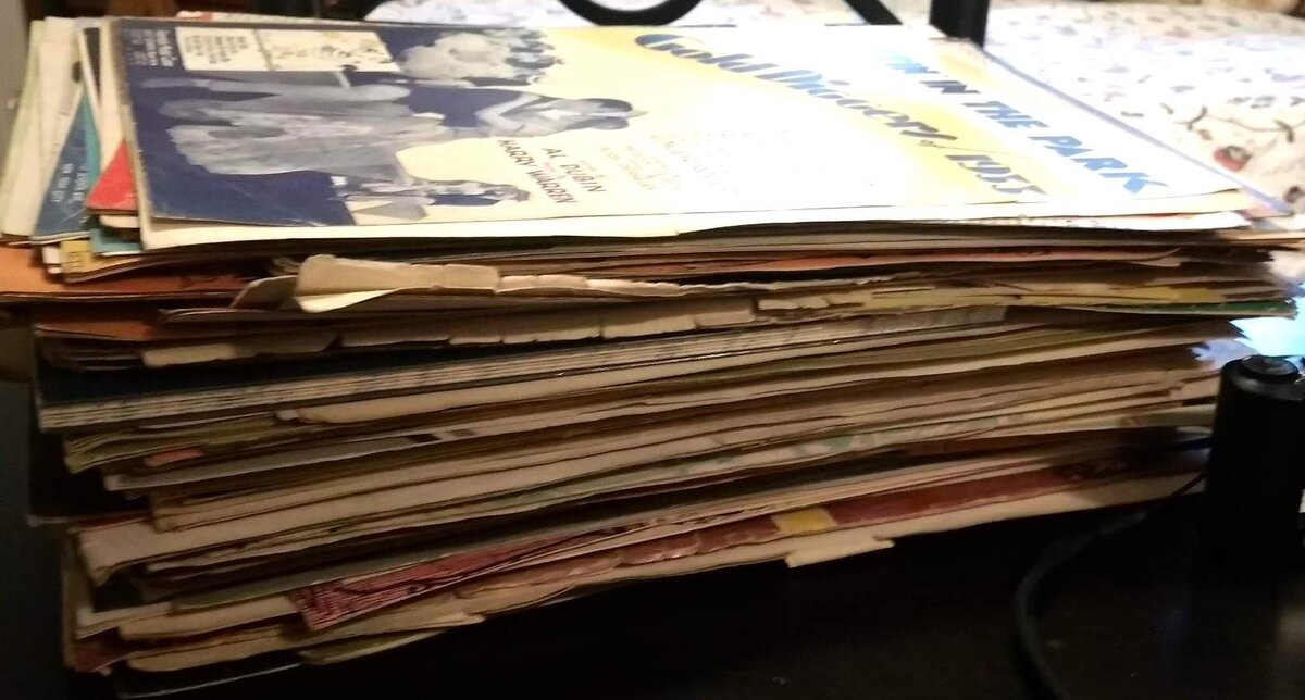 Стопка старинных нот, которую мои друзья нашли в старом Мерседесе. Высота стопки примерно 15 см. Моей радости нет предела!