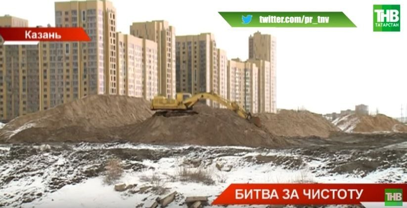 Жители поселка говорят, что мусор привозят и сбрасывают со всего города и все это вблизи жилых домов, а в минэкологии, оказывается, следят за ситуацией. 