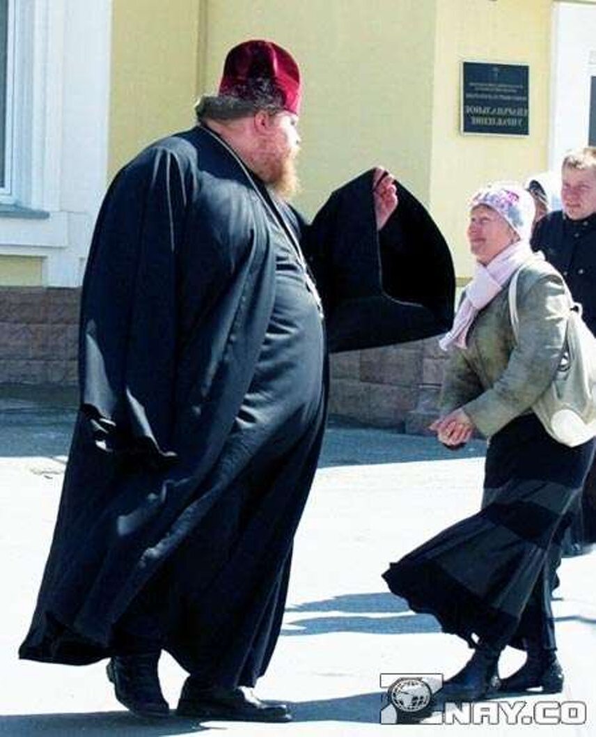 Видео где батюшка. Толстые монахи. Пузатые священники. Попы церковные. Жирный батюшка.